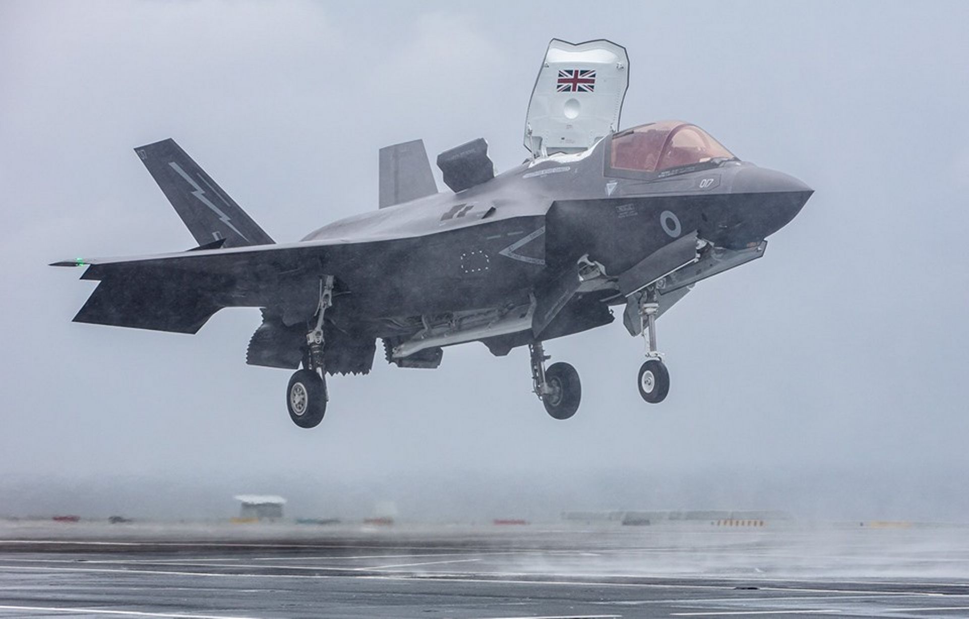 I caccia britannici F-35 Lightning II ed Eurofighter Typhoon hanno stabilito un record durante un'esercitazione, lanciando 53 missili AIM-132 ASRAAM contro bersagli senza pilota Banshee. I caccia britannici F-35 Lightning II ed Eurofighter Typhoon hanno stabilito un record durante un'esercitazione, lanciando 53 missili AIM-132 ASRAAM contro bersagli senza pilota Banshee.