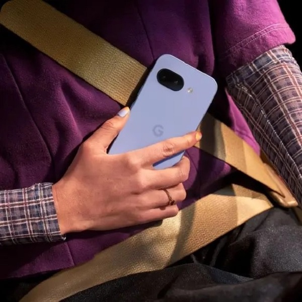 Un rendering del Google Pixel 9a in colorazione Obsidian Un rendering del Google Pixel 9a in colorazione Obsidian