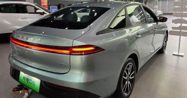 Berlina Roewe D6 in condizioni difficili