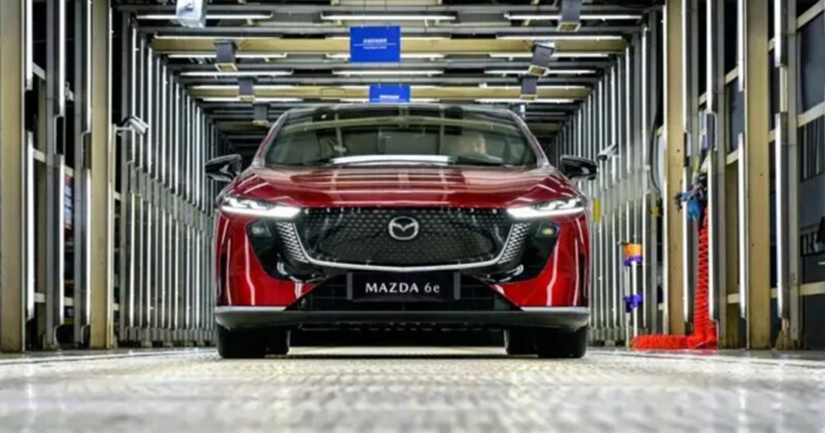 La prima Mazda 6e di serie presso lo stabilimento Changan-Mazda in Cina.