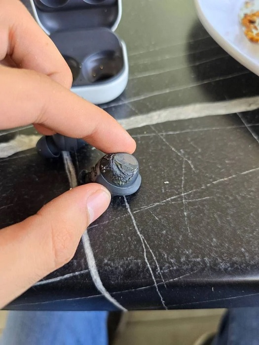Inoltre, un'altra fobia: le nuove cuffie Galaxy Buds FE di Samsung sono esplose nelle orecchie di una ragazza, privandola dell'udito.-2 Inoltre, un'altra fobia: le nuove cuffie Galaxy Buds FE di Samsung sono esplose nelle orecchie di una ragazza, privandola dell'udito.-2
