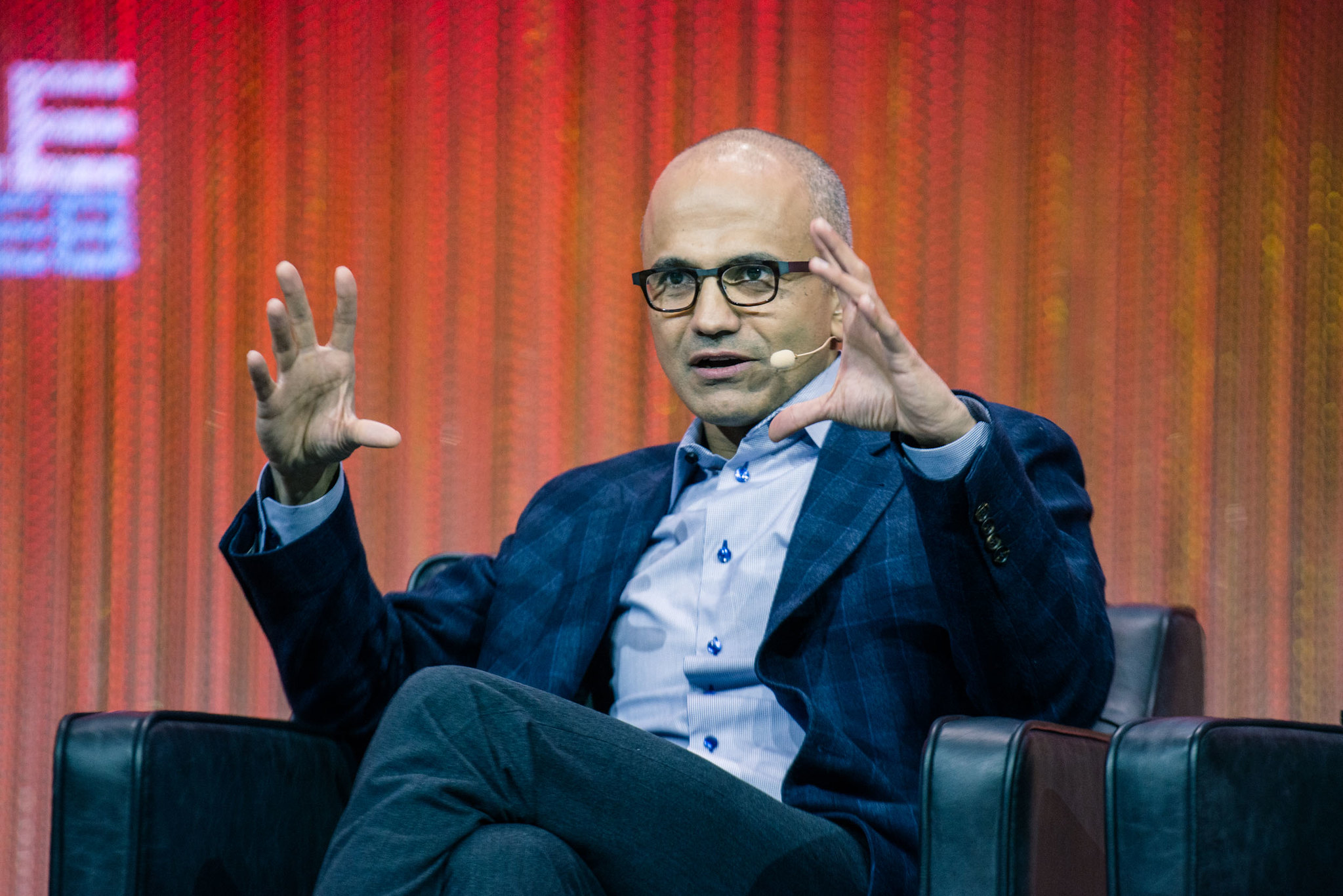 Il capo di Microsoft ha esortato le aziende e le autorità a collaborare per creare un'intelligenza artificiale sicura Il capo di Microsoft ha esortato le aziende e le autorità a collaborare per creare un'intelligenza artificiale sicura
