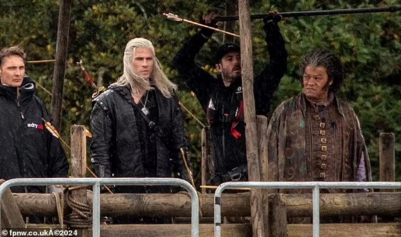 La star di Matrix nei panni di un vampiro: pubblicate le prime immagini delle riprese della quarta stagione di The Witcher con Liam Hemsworth e Laurence Fishburne-2 La star di Matrix nei panni di un vampiro: pubblicate le prime immagini delle riprese della quarta stagione di The Witcher con Liam Hemsworth e Laurence Fishburne-2