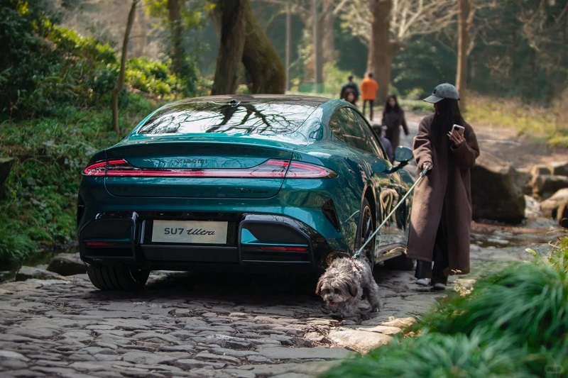 L'auto elettrica Xiaomi SU7 Ultra in un lussuoso colore verde smeraldo
