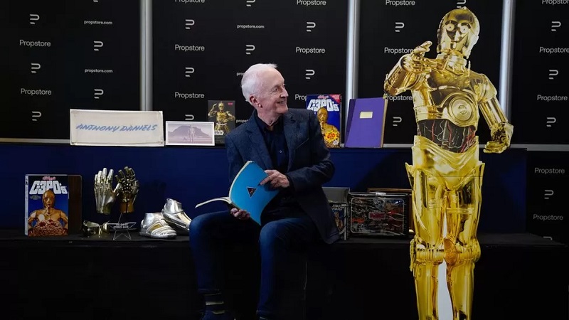 La testa di C-3PO della saga cinematografica di Star Wars è stata venduta all'asta per 843.000 dollari. L'attore Anthony Daniels, che ha interpretato il ruolo del droide, si è separato da una collezione di oggetti di scena iconici-2 La testa di C-3PO della saga cinematografica di Star Wars è stata venduta all'asta per 843.000 dollari. L'attore Anthony Daniels, che ha interpretato il ruolo del droide, si è separato da una collezione di oggetti di scena iconici-2
