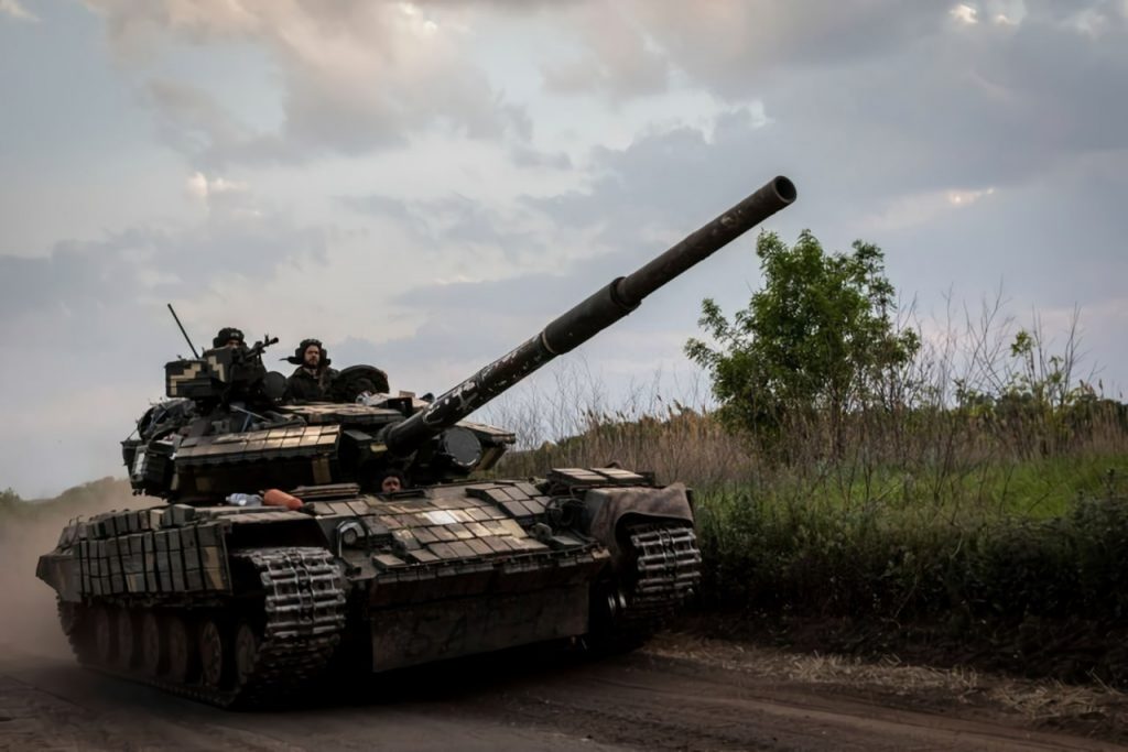 Le Forze Armate dell'Ucraina hanno mostrato carri armati T-64BV modernizzati del modello 2022 con un nuovo mirino, radio L3 Harris, navigazione satellitare e griglie antiurto.