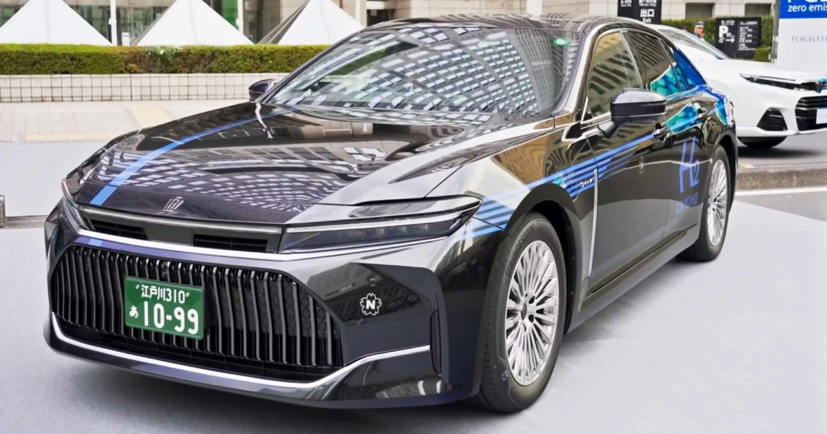 Il taxi a idrogeno Toyota Crown FCEV sulle strade di Tokyo