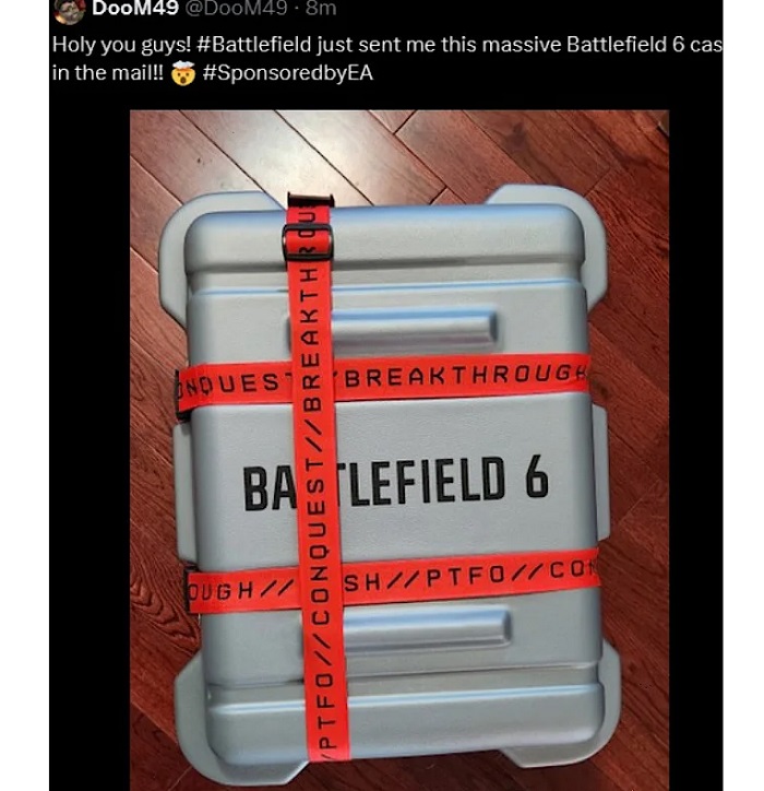 Valigia di Battlefield 6 con scritta Battlefield 6 e nastro con nomi delle modalità di gioco