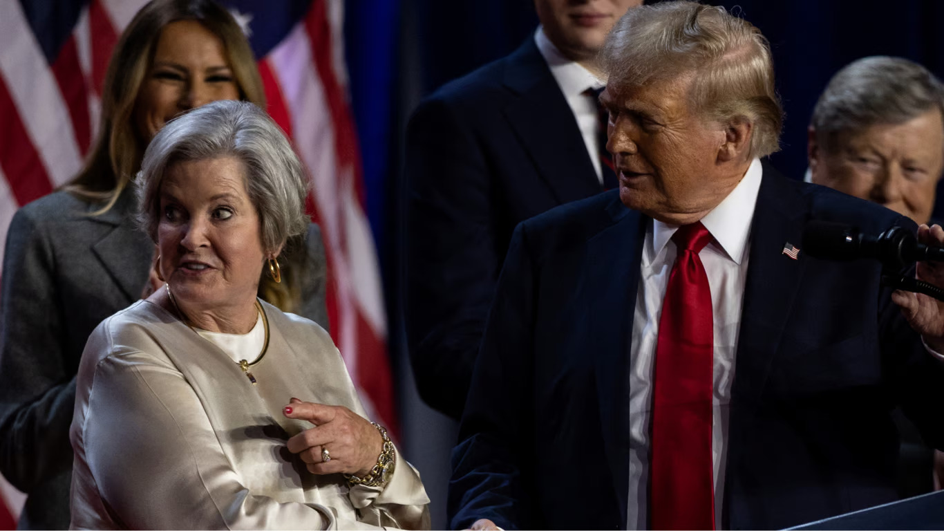 Donald Trump stringe la mano alla sua consigliera senior Susie Wiles