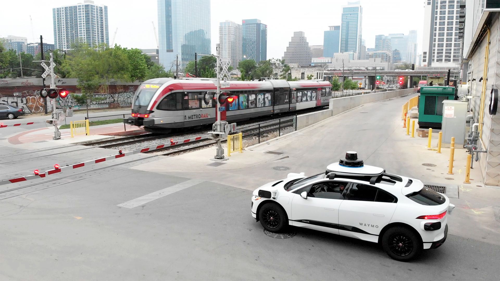 Waymo lancerà un servizio commerciale di robotaxi ad Austin entro la fine dell'anno Waymo lancerà un servizio commerciale di robotaxi ad Austin entro la fine dell'anno