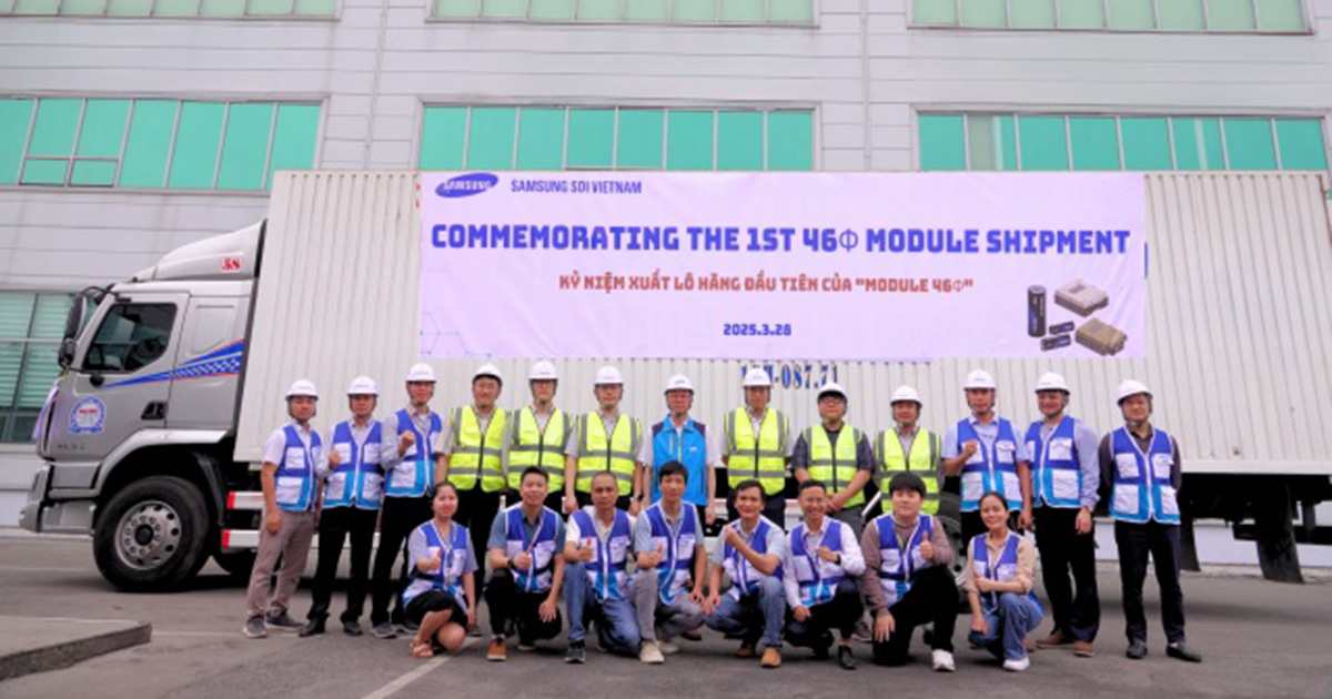 I dipendenti di Samsung SDI alla cerimonia di spedizione del primo modulo della serie 46