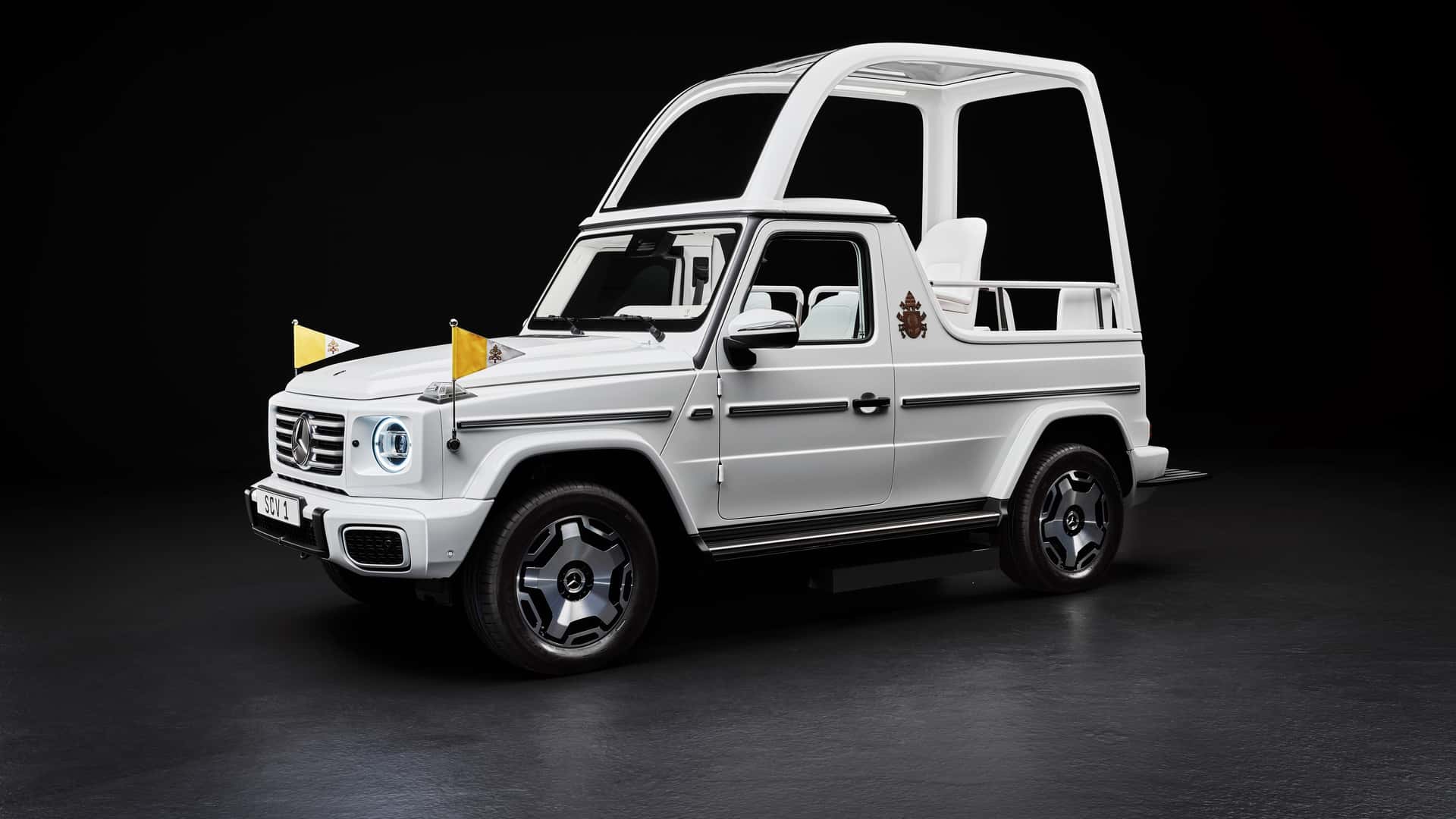 Papa Francesco nella nuova Papamobile elettrica Papa Francesco nella nuova Papamobile elettrica