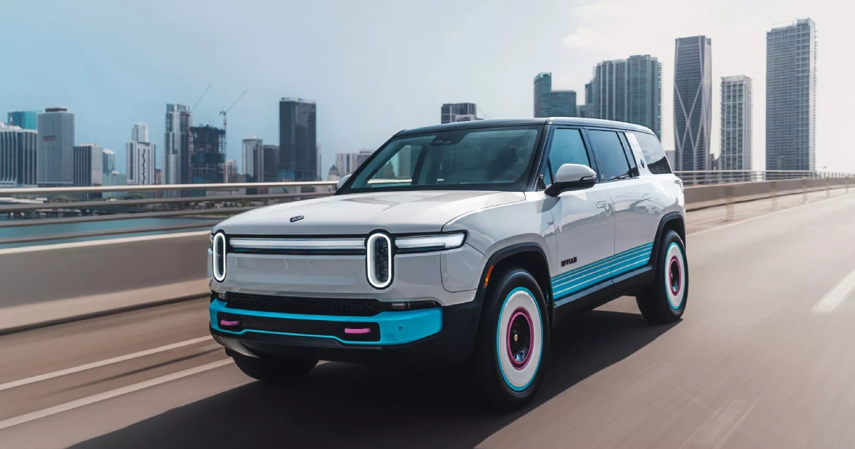 Vista frontale Rivian R1S Quad Miami Edition