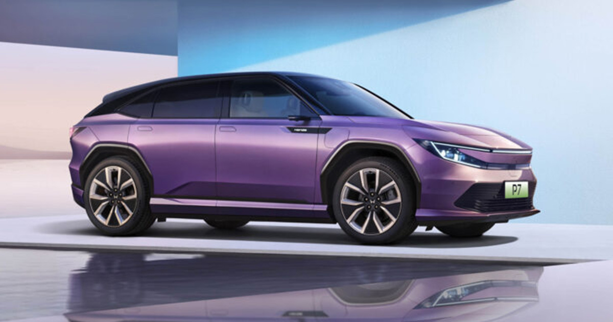 Honda P7 con la città come sfondo