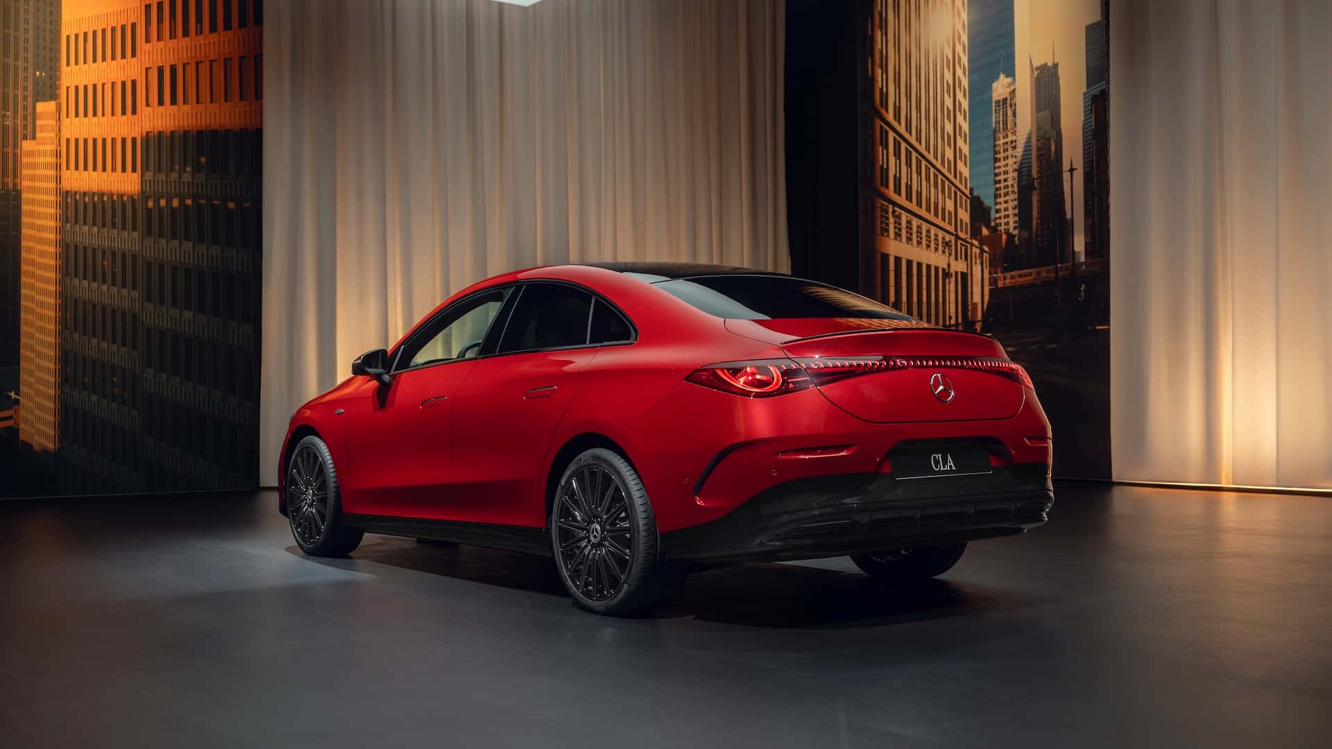 Nuovo Mercedes-Benz CLA sullo sfondo di un bellissimo paesaggio Nuovo Mercedes-Benz CLA sullo sfondo di un bellissimo paesaggio