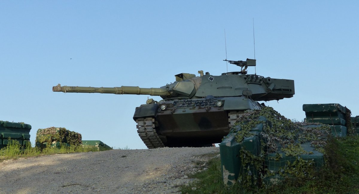 Leopard 1A5. Illustrazione: Ian Tong