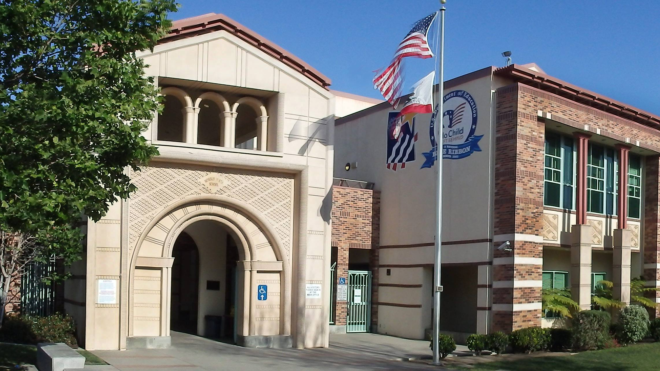 Il distretto scolastico di Beverly Hills ha espulso cinque studenti per aver usato l'intelligenza artificiale per creare false foto di nudo Il distretto scolastico di Beverly Hills ha espulso cinque studenti per aver usato l'intelligenza artificiale per creare false foto di nudo