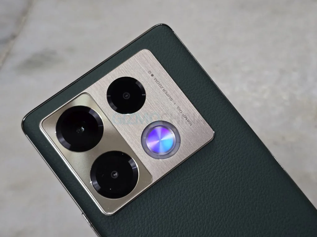 Smartphone Infinix Note 50 con display acceso