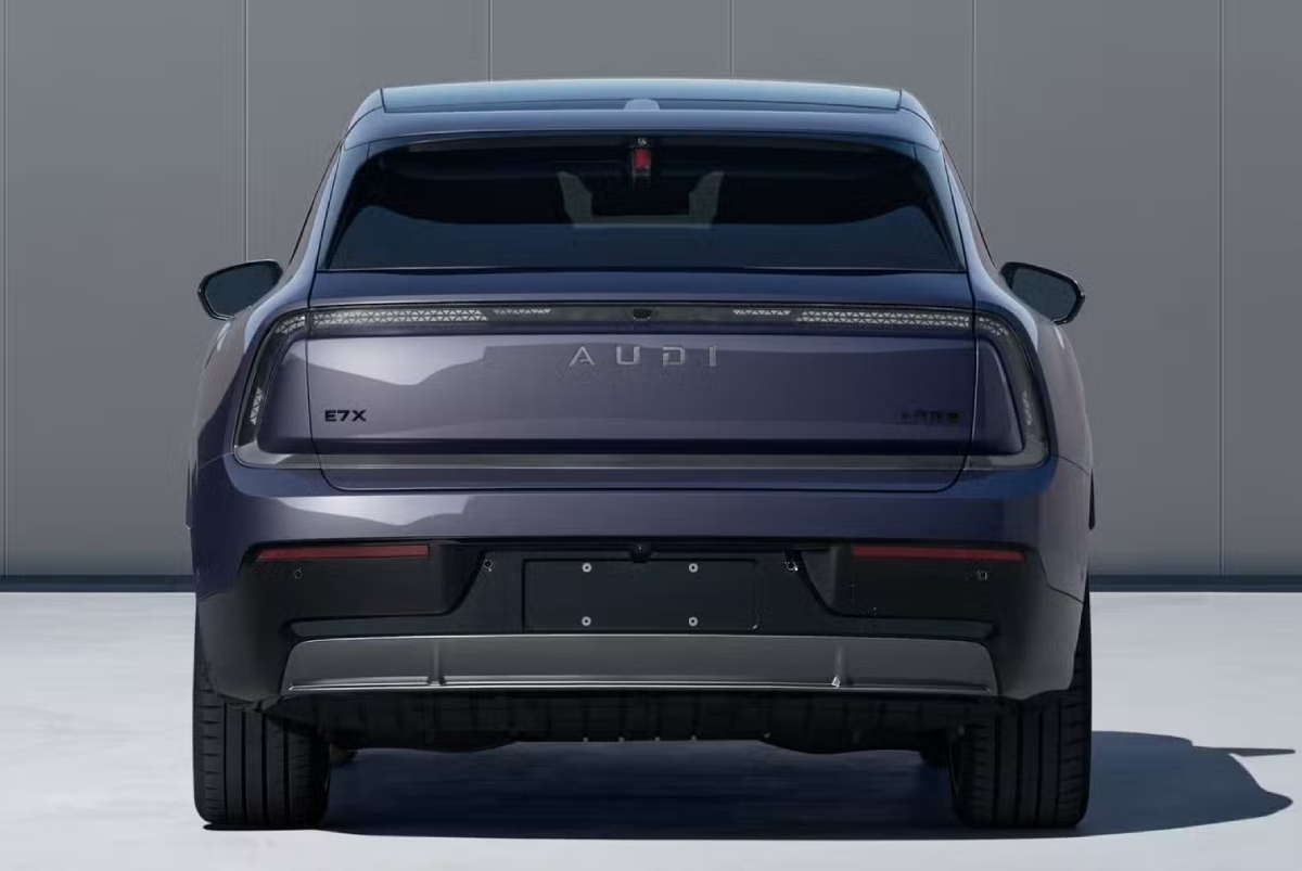 Auto AUDI E7X, vista frontale