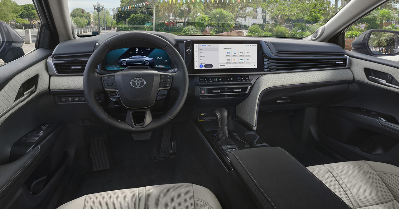 Interni della Toyota Camry berlina (2025) ridisegnata per il mercato statunitense Interni della Toyota Camry berlina (2025) ridisegnata per il mercato statunitense