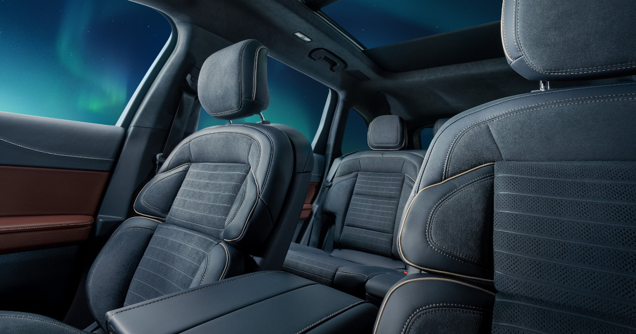 Interni ispirati all'Aurora Boreale della Lincoln Nautilus Black Label 2026 2