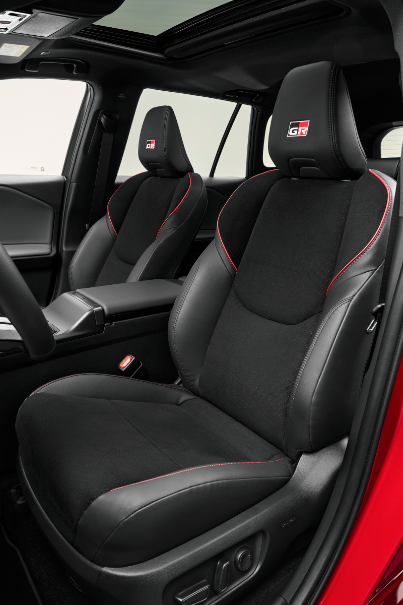 Interni del Toyota RAV4 GR Sport con accenti rossi