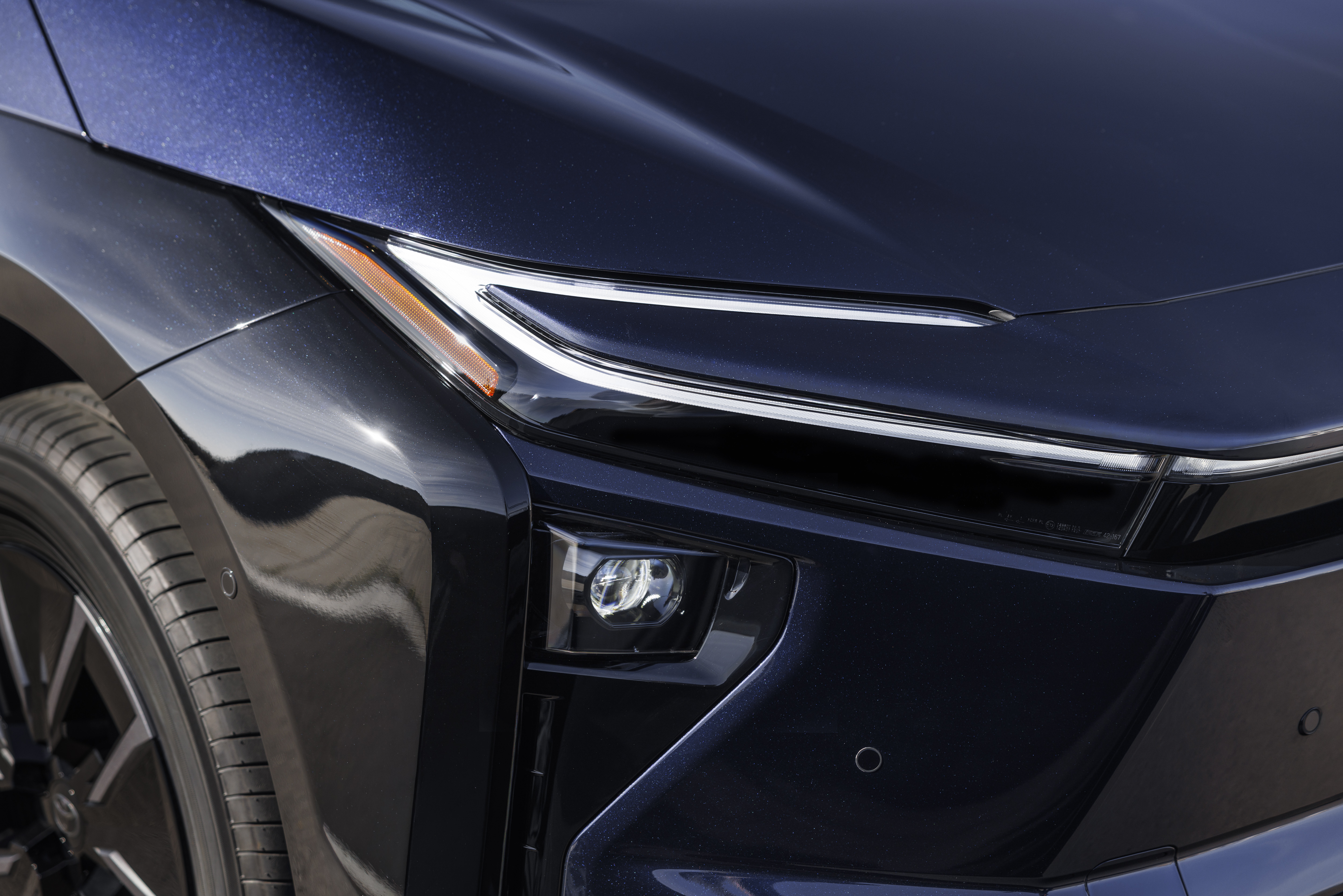 2026 Toyota bZ4X, vista posteriore in blu metallizzato profondo