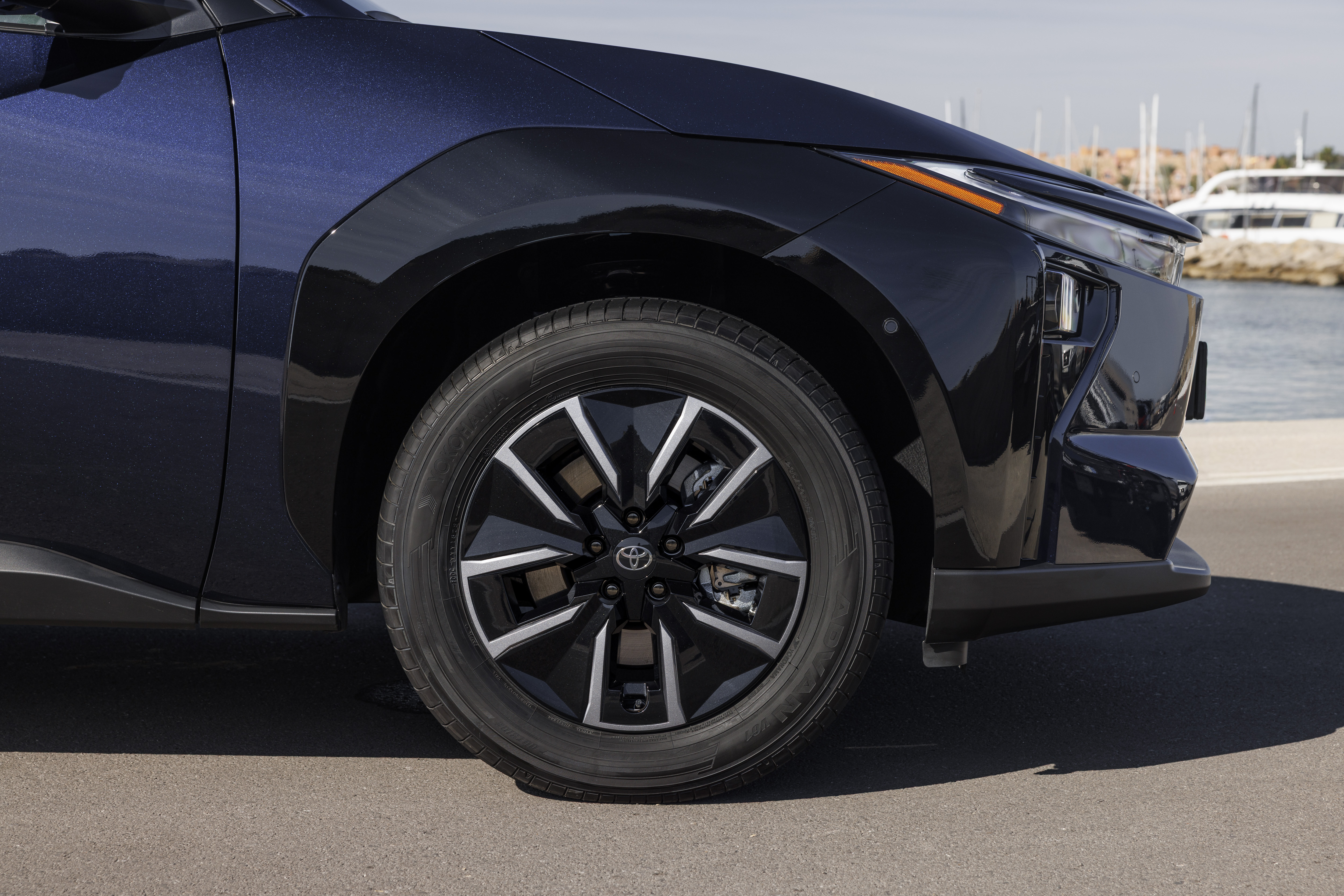 2026 Toyota bZ4X, vista tre quarti anteriore in blu metallizzato profondo