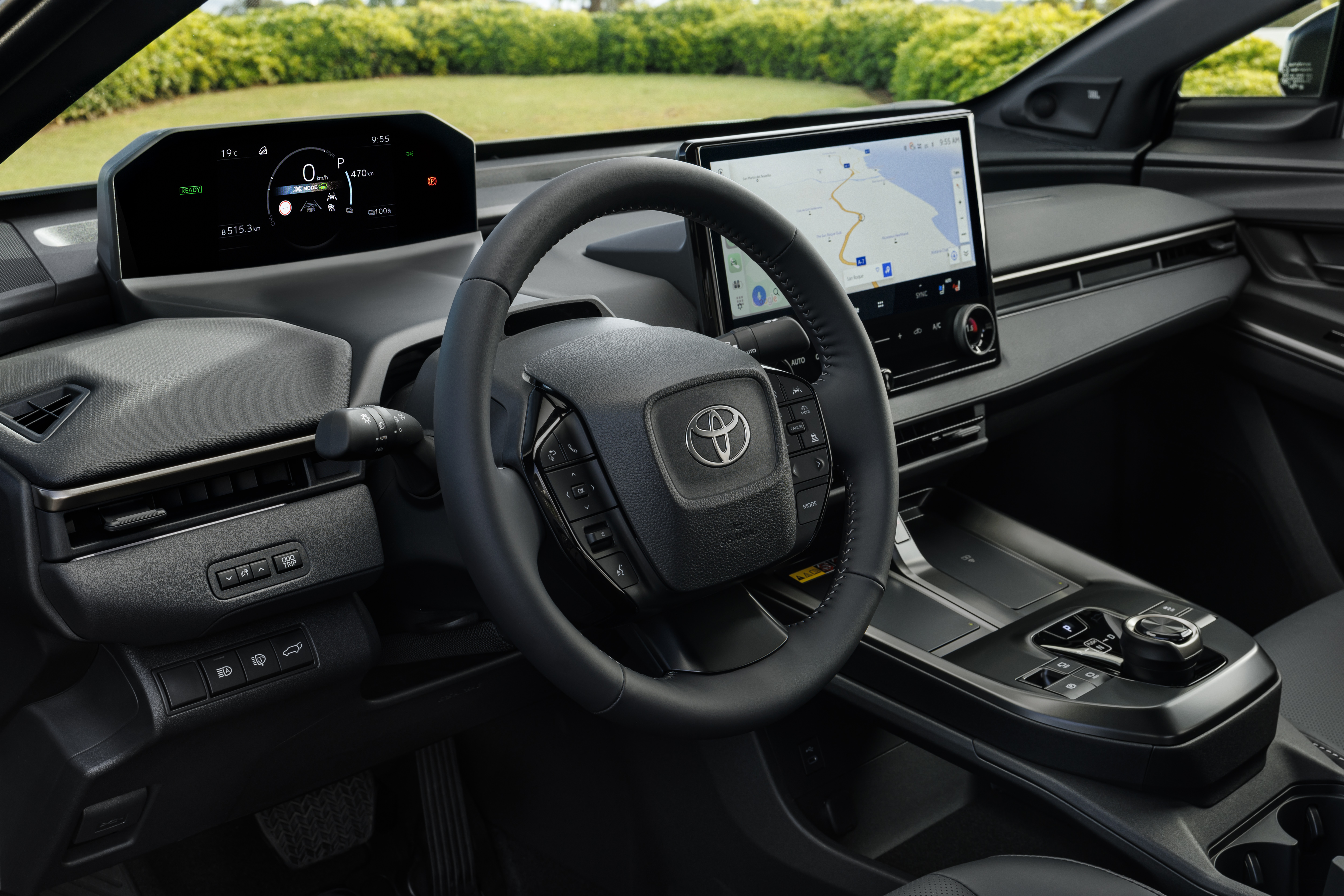 Abitacolo del 2026 Toyota bZ4X con sedili anteriori e sistema multimediale moderno