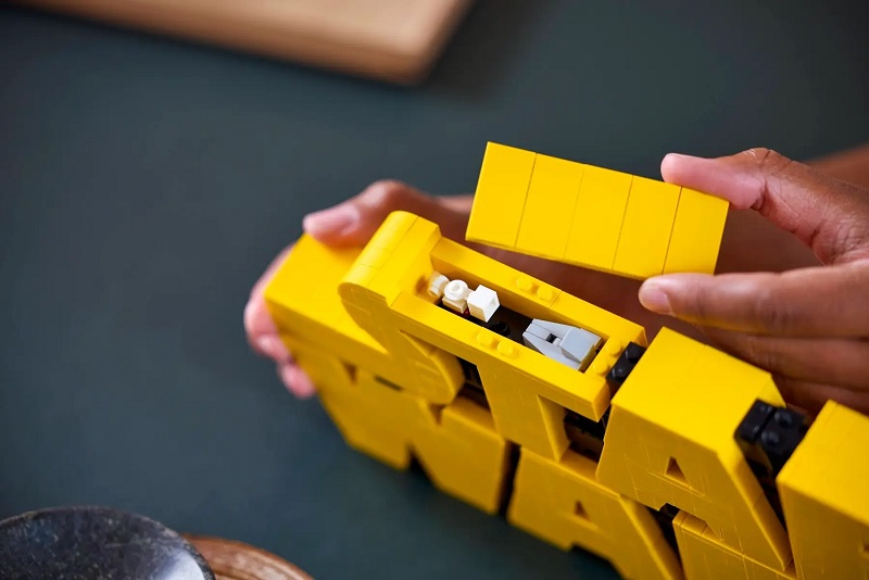 Set assemblato Lego con il logo di Star Wars