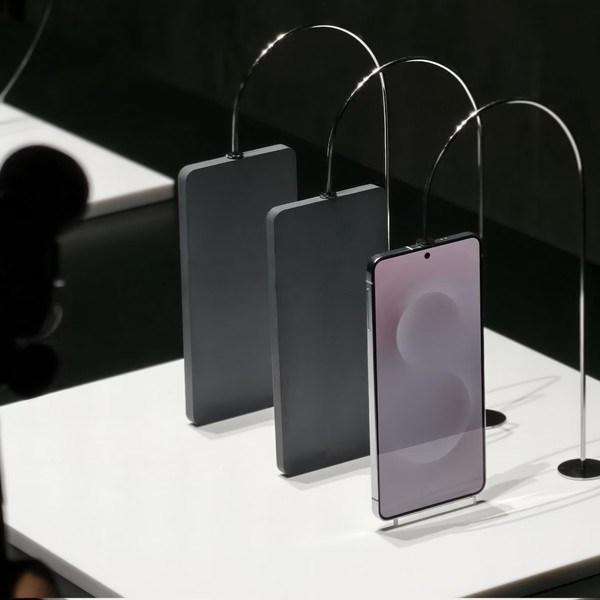 Lo smartphone Galaxy S25 Edge in mostra alla fiera Lo smartphone Galaxy S25 Edge in mostra alla fiera