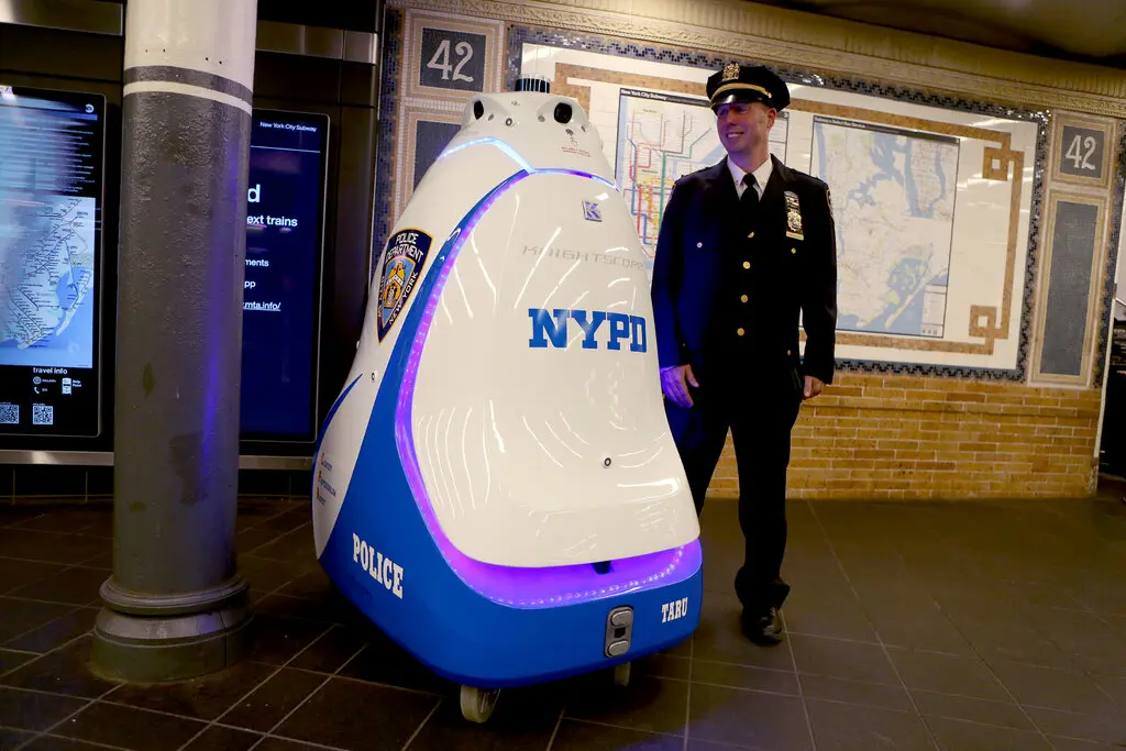 A New York, un poliziotto robot pattuglierà la stazione della metropolitana di Times Square-2 A New York, un poliziotto robot pattuglierà la stazione della metropolitana di Times Square-2