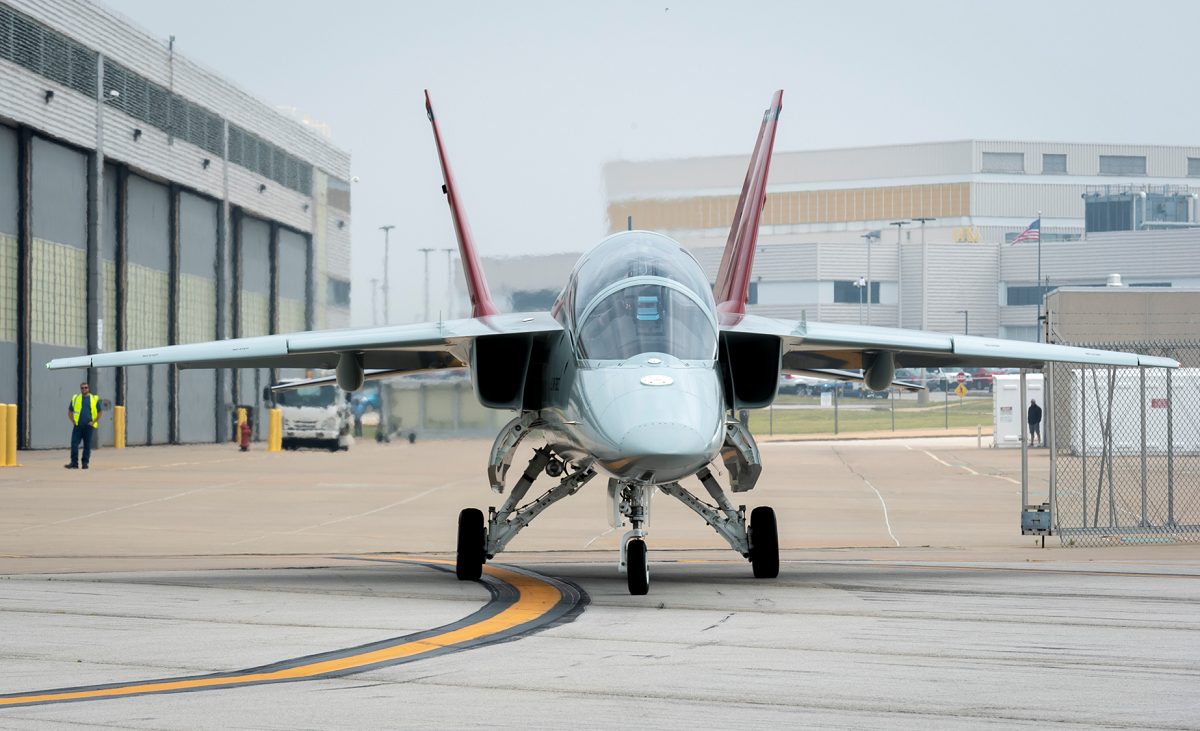 L'aeronautica militare statunitense ha ricevuto il suo primo aereo T-7A Red Hawk a cinque anni dal contratto con Boeing.