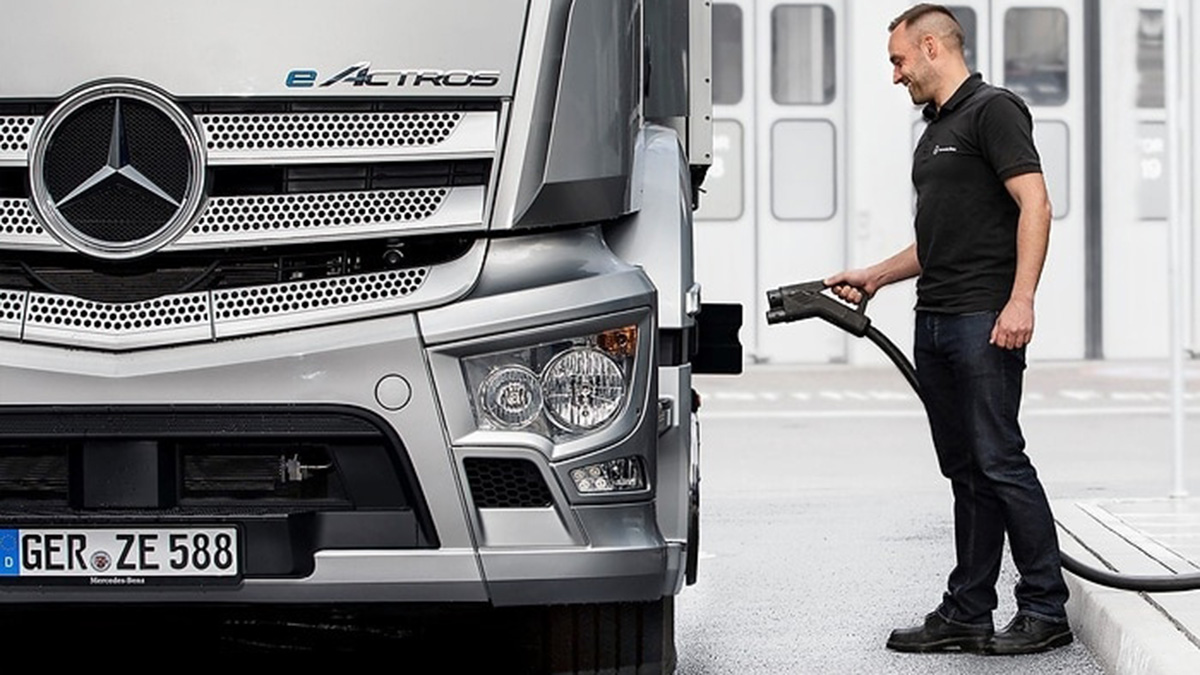 Collegamento del caricabatterie a un carrello Mercedes eActros Collegamento del caricabatterie a un carrello Mercedes eActros