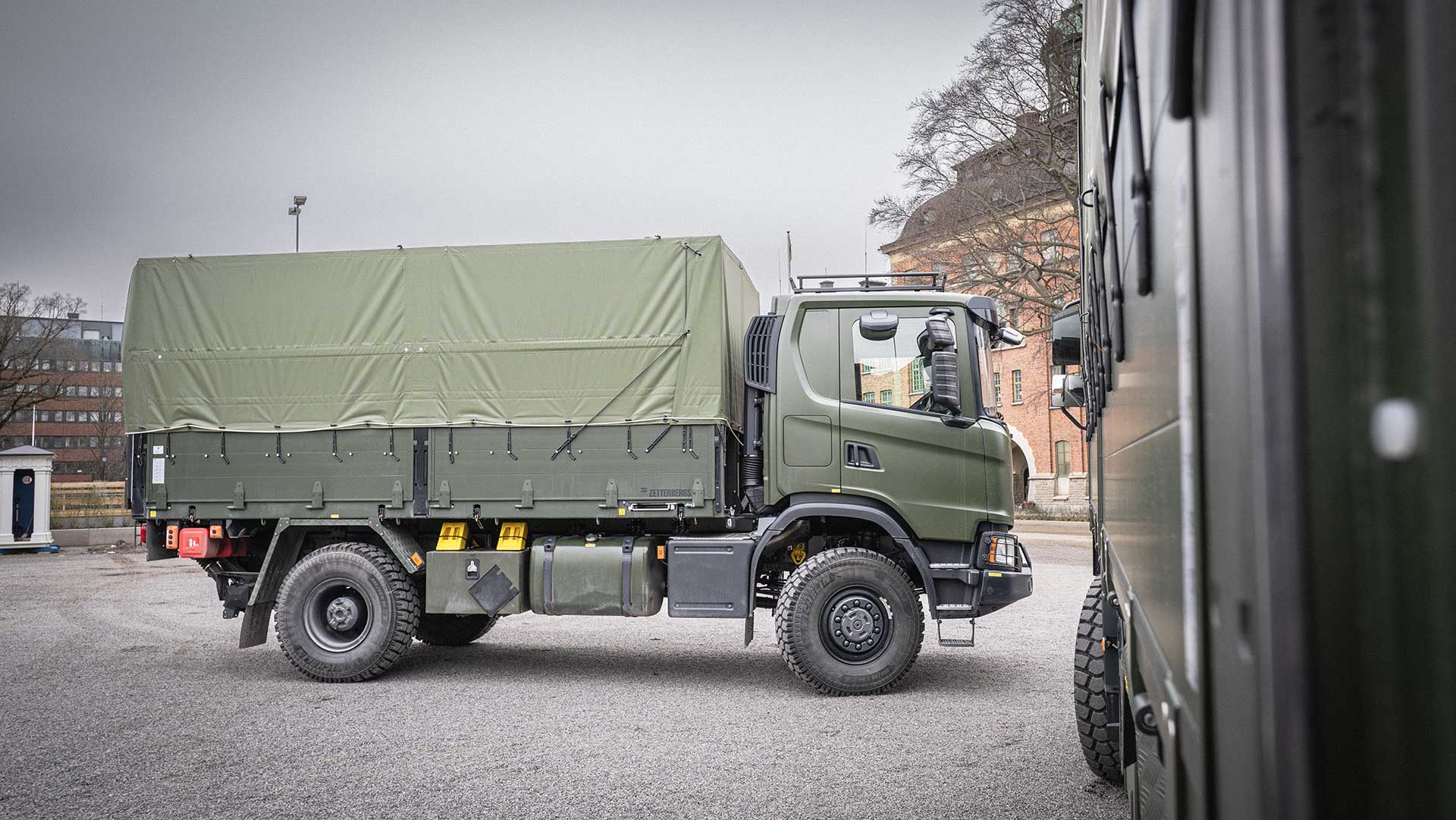 Camion a pianale 6x6 con tenda e idroboard
