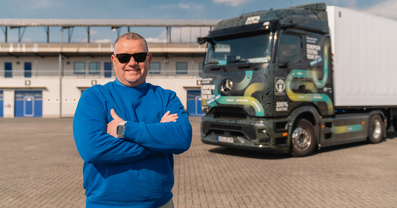 Marco Hellgreve davanti al Mercedes eActros 600 Marco Hellgreve davanti al Mercedes eActros 600