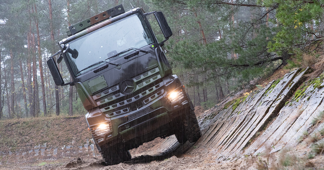 Camion Mercedes-Benz Arocs in mimetico.