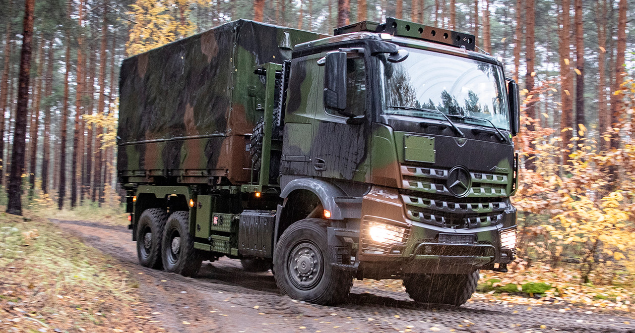 Camion Mercedes-Benz Arocs con attrezzature militari.