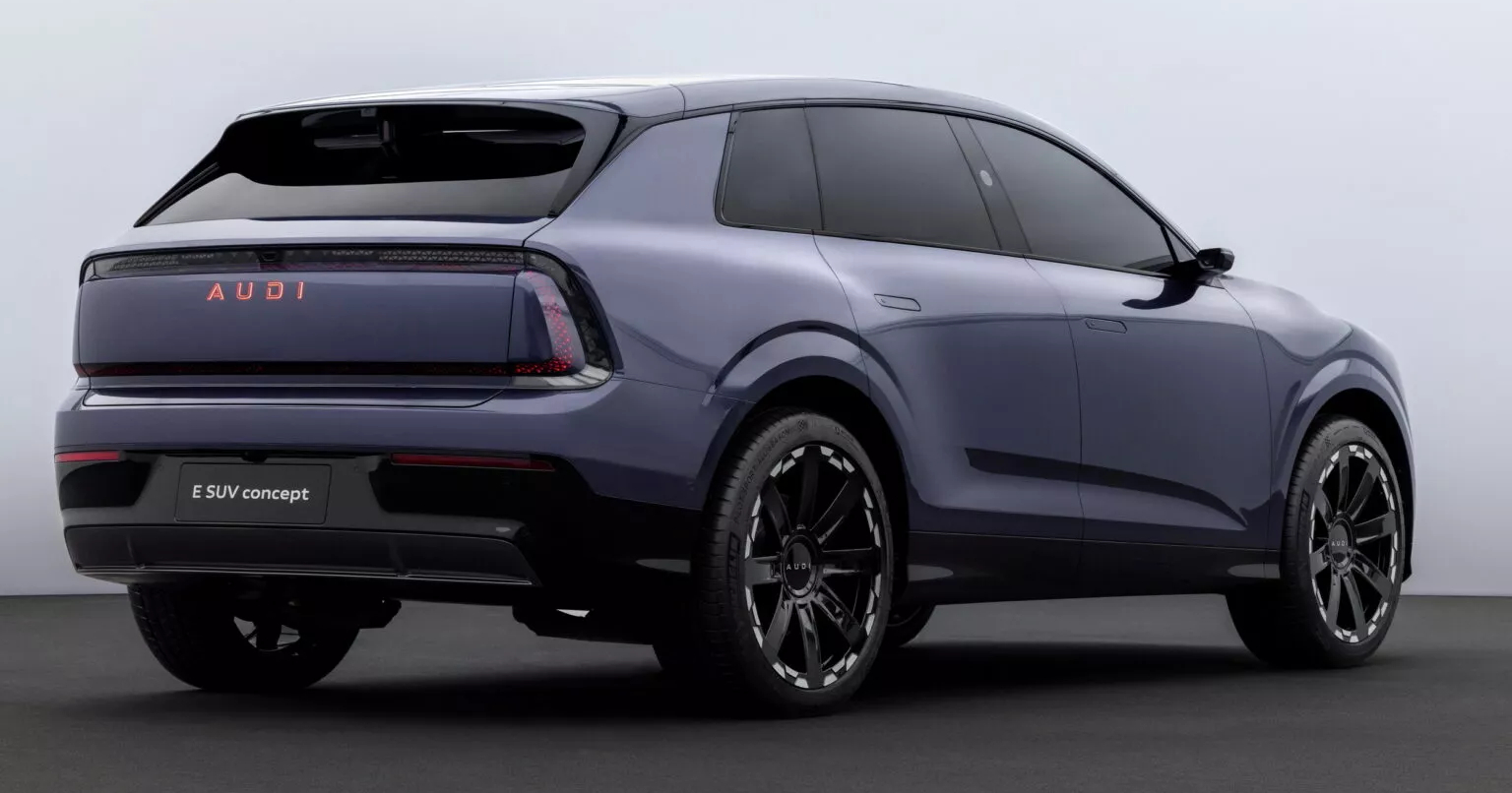 Vista frontale del concept AUDI E SUV