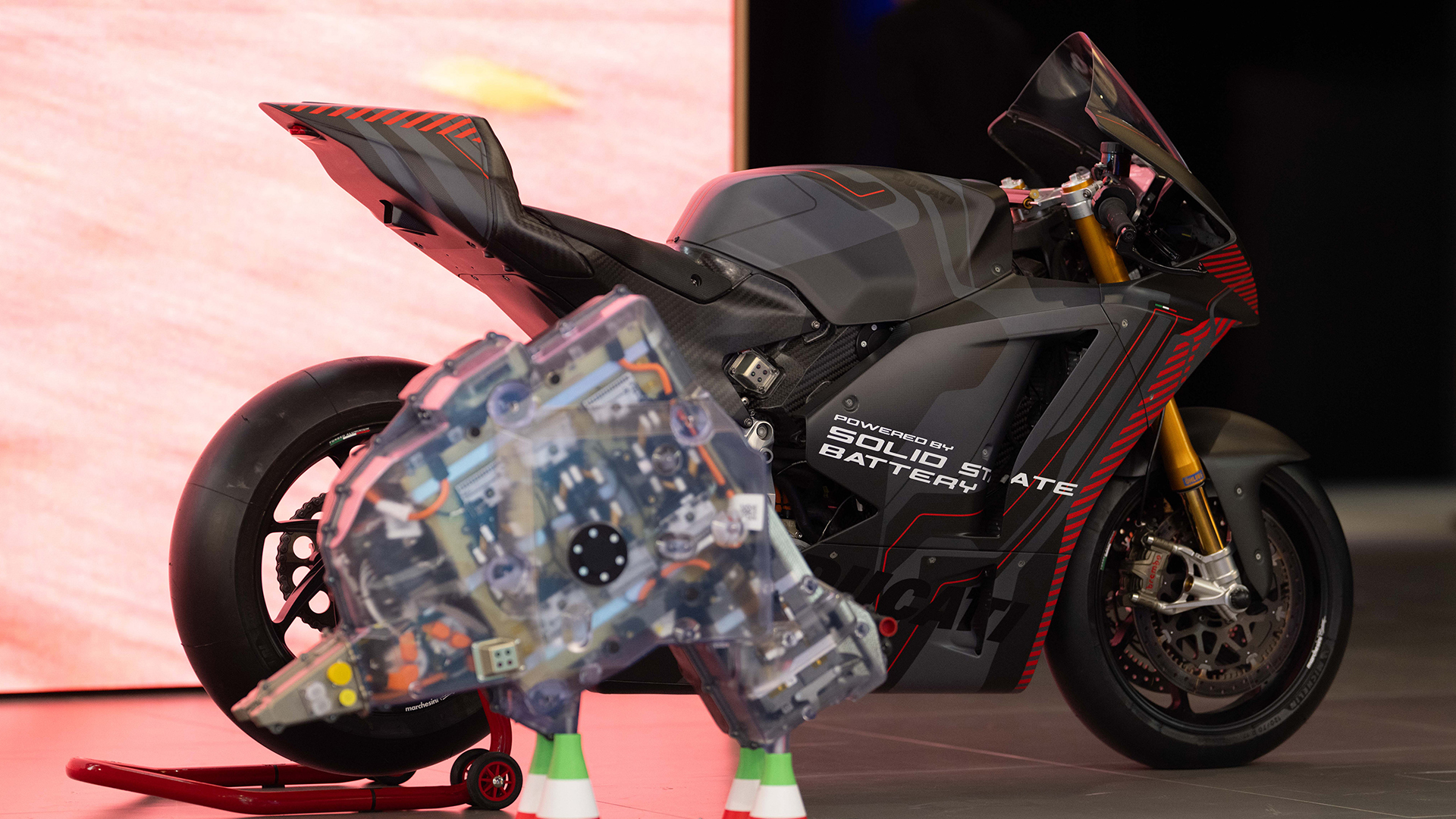 Ducati V21L dimostra la tecnologia delle batterie