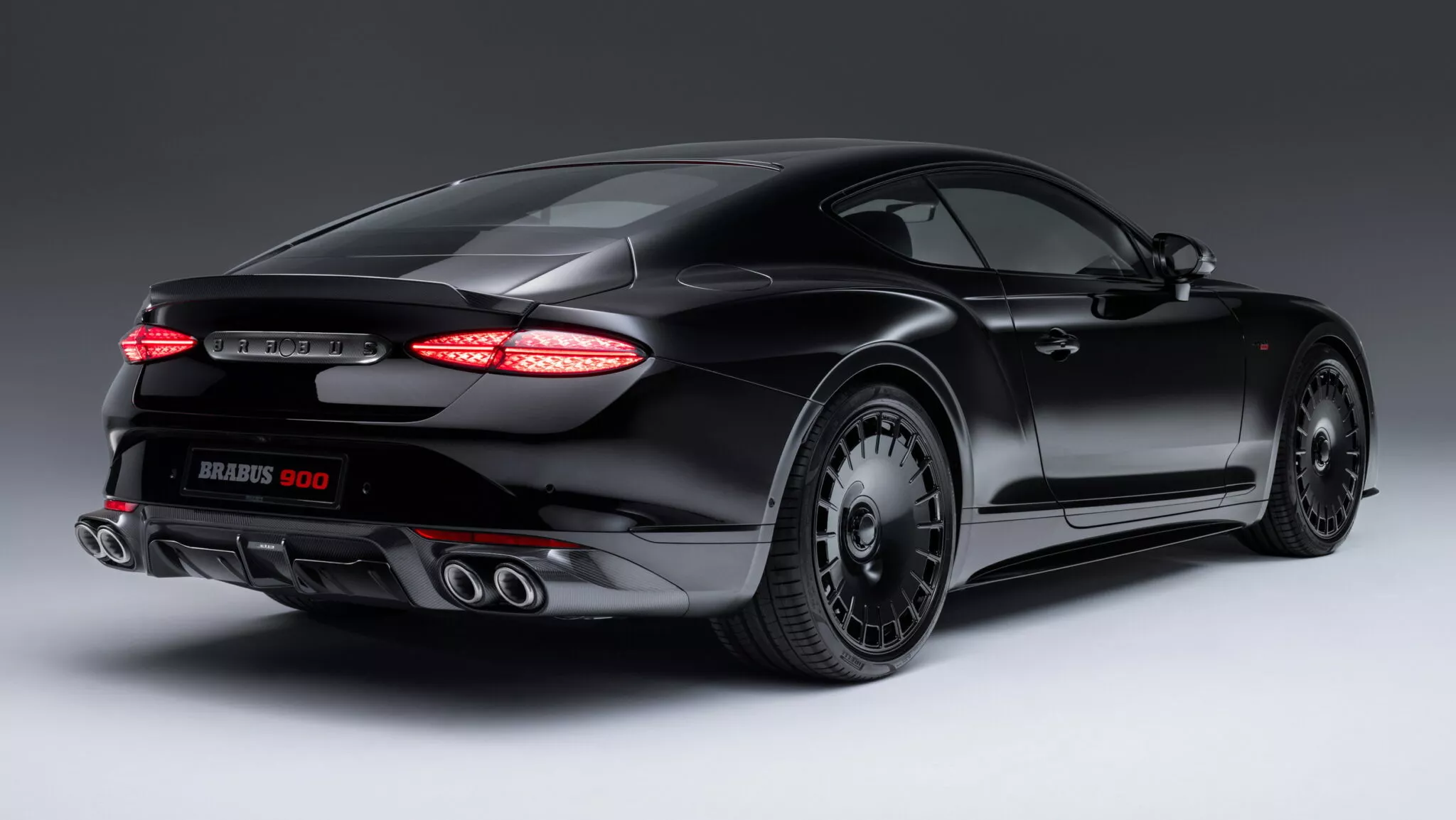 Brabus 900 e Brabus 900 Superblack in nero