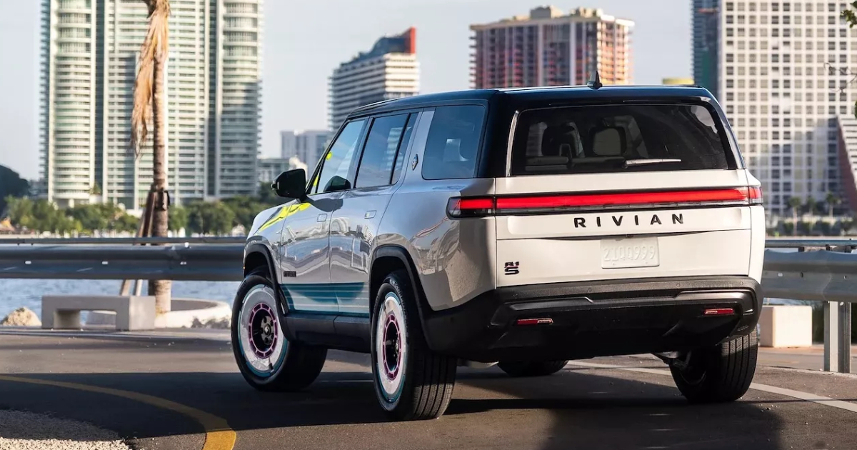 Vista laterale Rivian R1S Quad Miami Edition