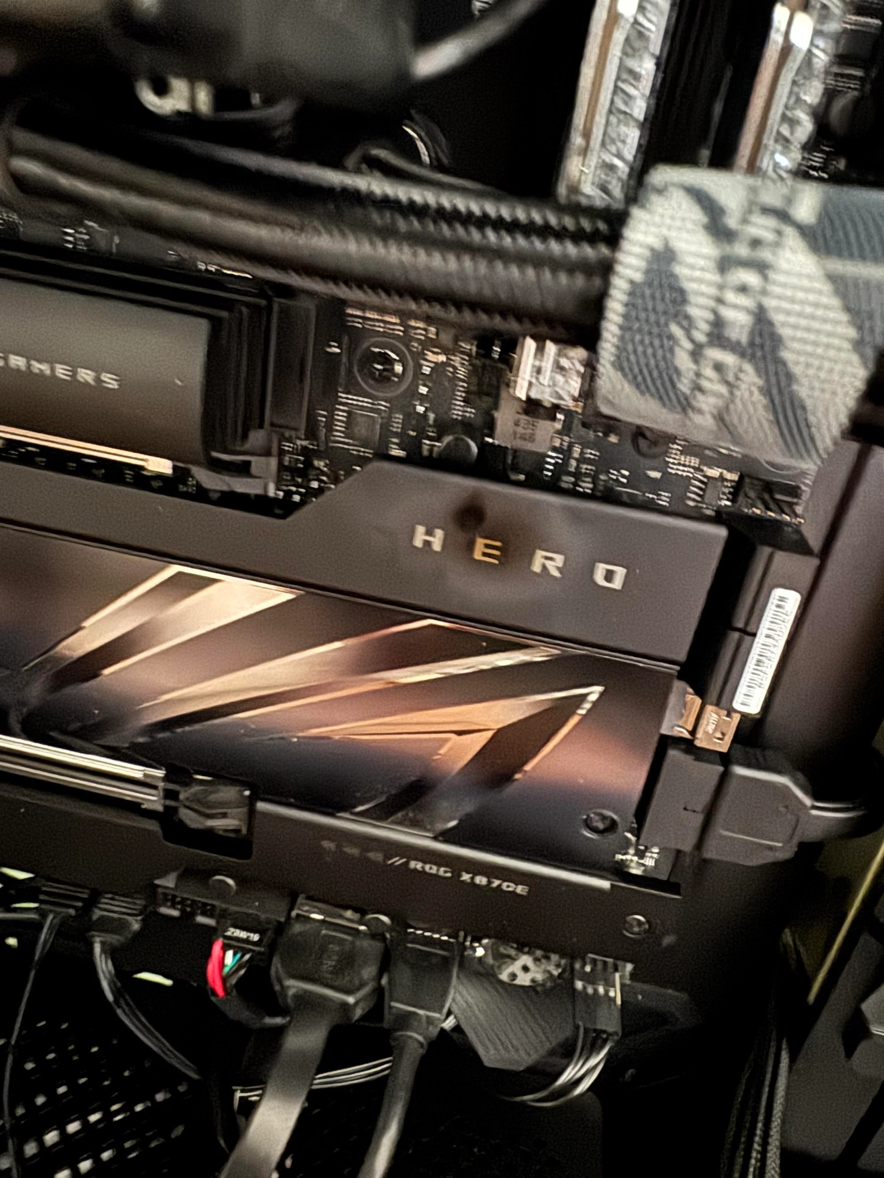 Fuoco sul dissipatore del chipset della scheda madre