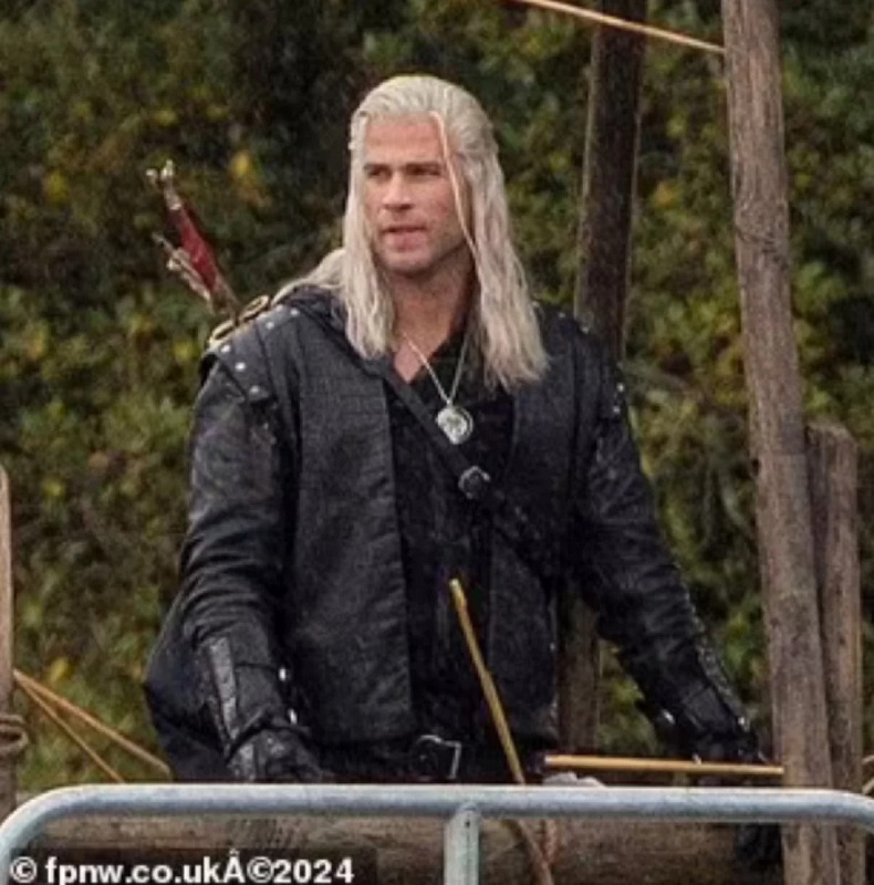 La star di Matrix nei panni di un vampiro: pubblicate le prime immagini delle riprese della quarta stagione di The Witcher con Liam Hemsworth e Laurence Fishburne-4 La star di Matrix nei panni di un vampiro: pubblicate le prime immagini delle riprese della quarta stagione di The Witcher con Liam Hemsworth e Laurence Fishburne-4