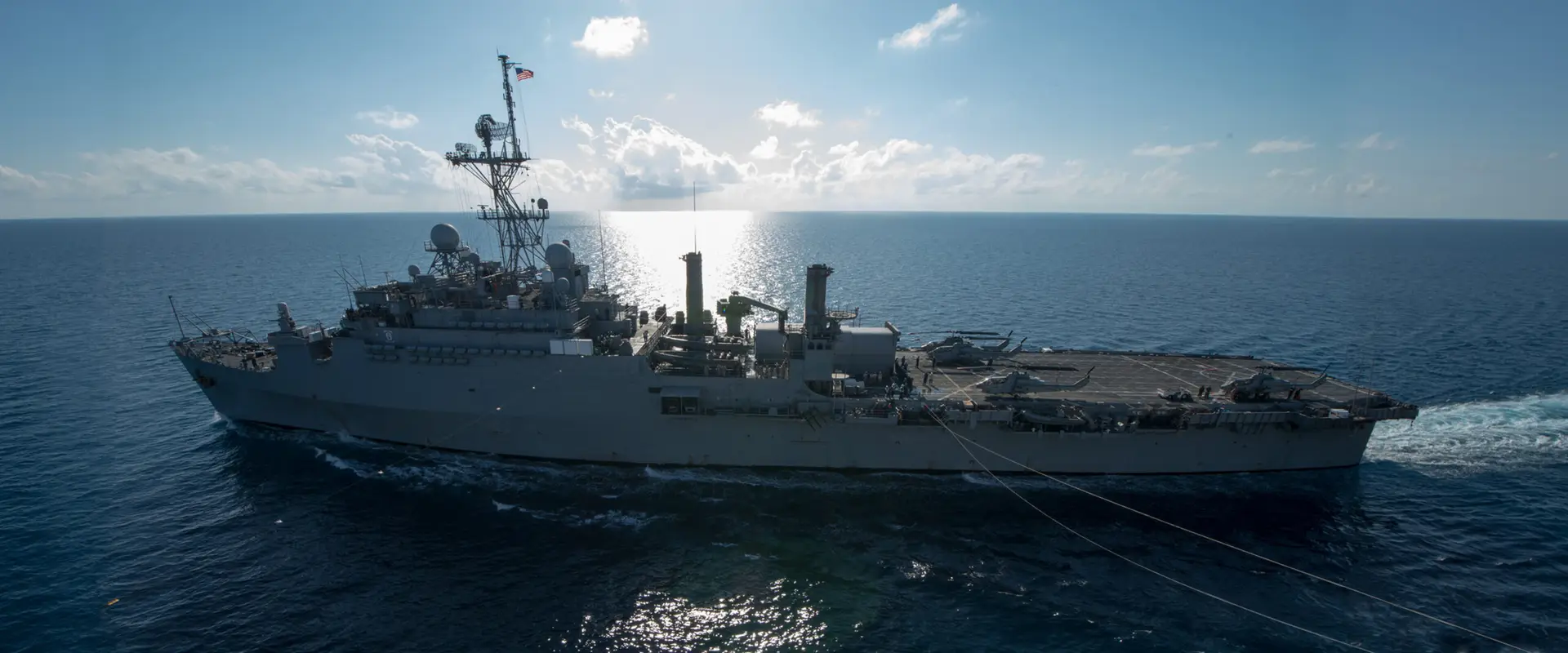 I caccia F/A-18F Super Hornet, gli elicotteri AH-64 Apache, il cacciatorpediniere USS Chaffee e i sistemi missilistici HIMARS affondarono la USS Denver durante le esercitazioni RIMPAC-2022 (video)