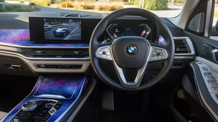 L'iconica griglia Glow sulla BMW X7 L'iconica griglia Glow sulla BMW X7
