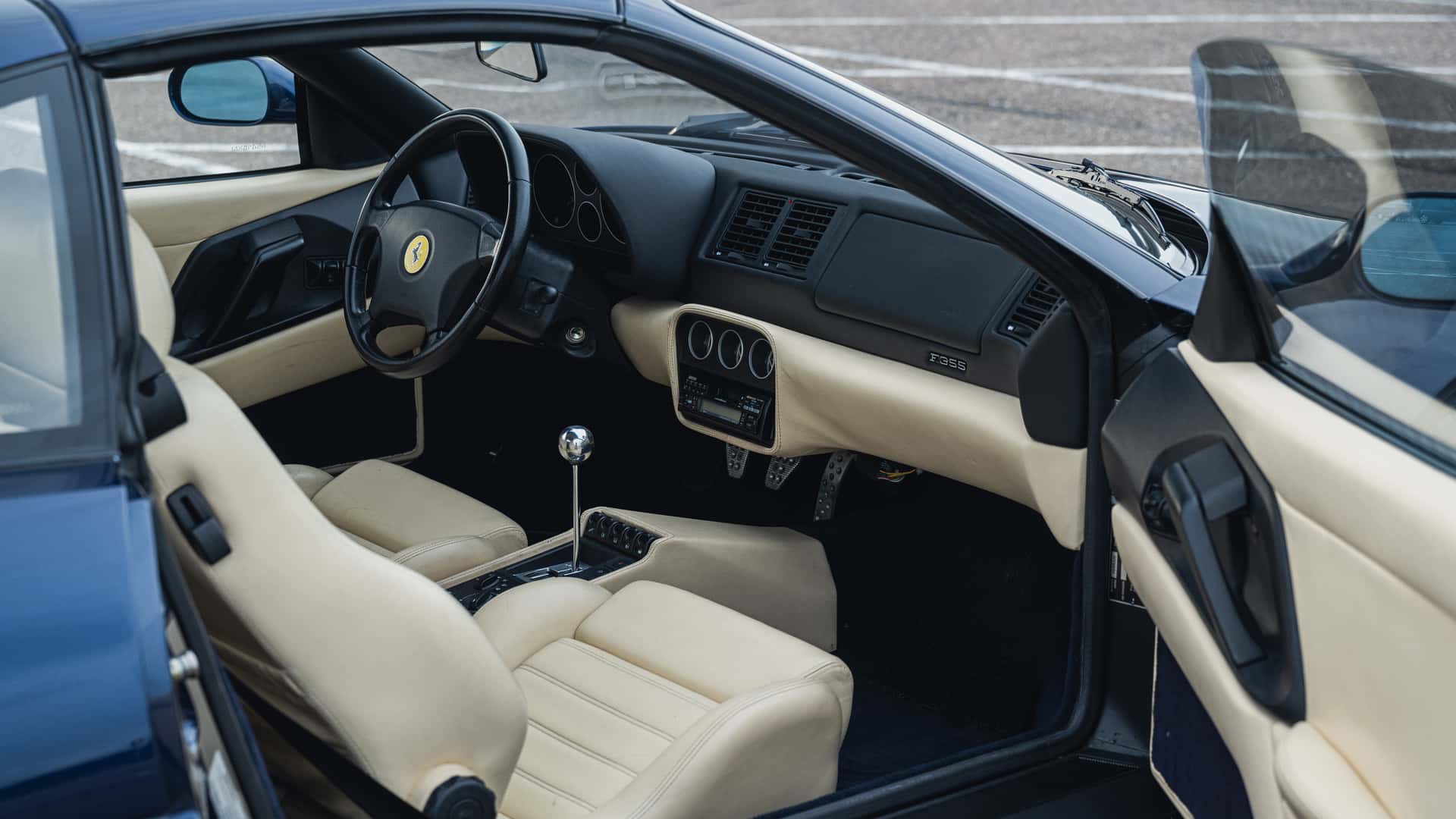 Esterno della Ferrari F355 GTS del 1996