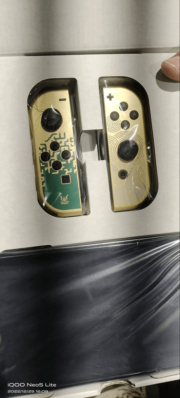 Sono trapelate online le foto di un Nintendo Switch OLED in edizione limitata nello stile di The Legend of Zelda: Tears of the Kingdom-5 Sono trapelate online le foto di un Nintendo Switch OLED in edizione limitata nello stile di The Legend of Zelda: Tears of the Kingdom-5