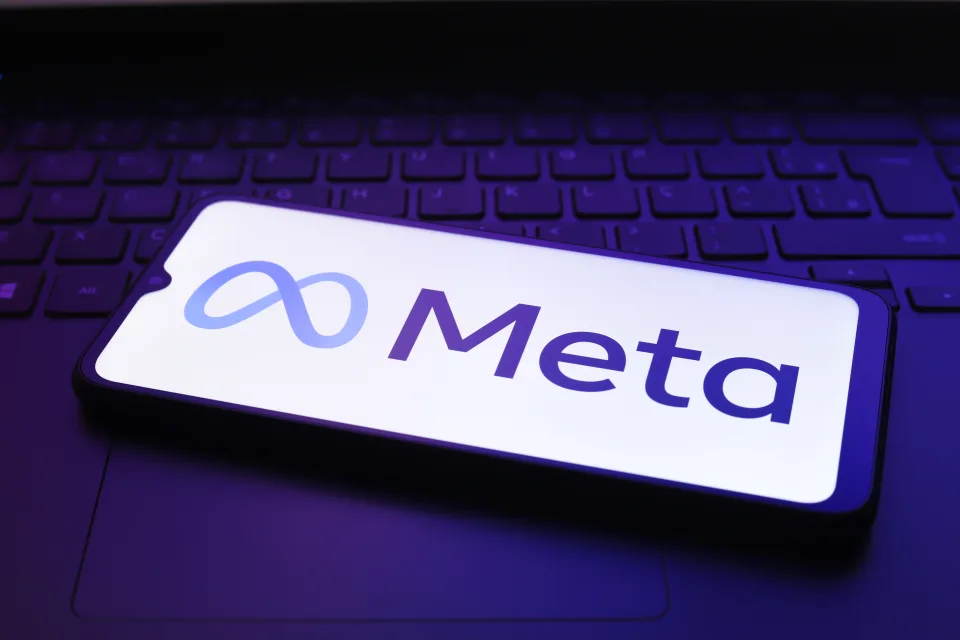 Logo Meta su uno smartphone
