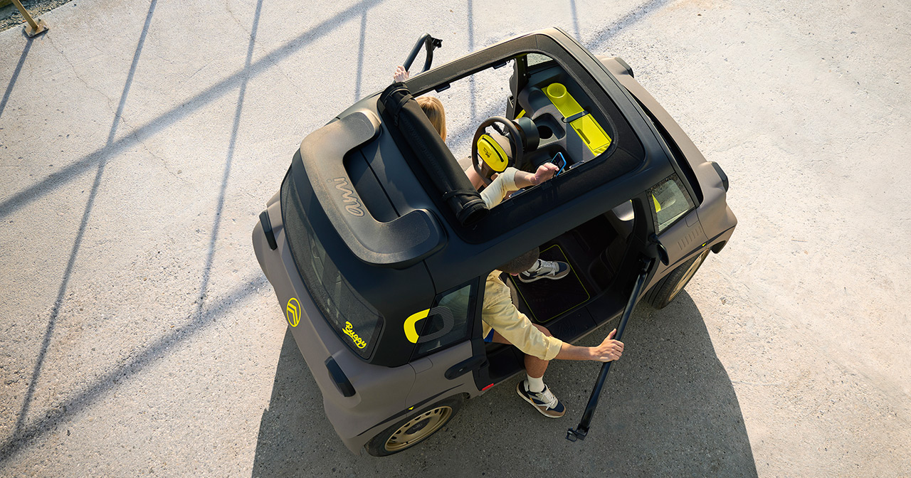 Il rinnovato Citroën Ami Buggy sulla spiaggia